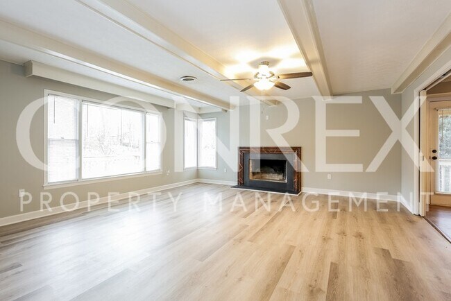 Building Photo - Amazing 4 Bedroom