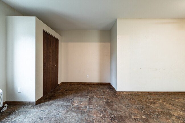 Building Photo - 685 W 5th St