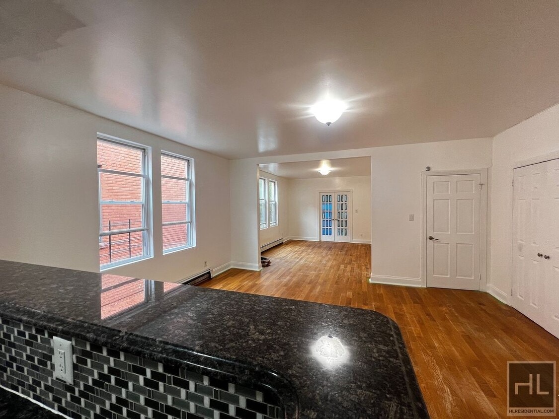 Primary Photo - Spacious Fully Renovated 4-Bedroom in Sout...