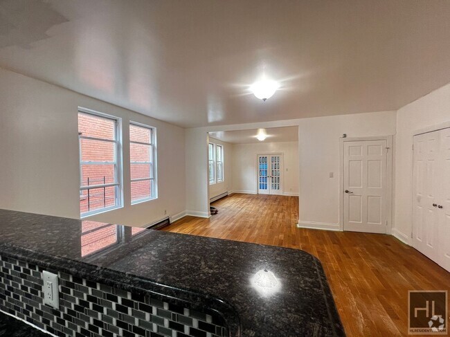 Building Photo - Spacious Fully Renovated 4-Bedroom in Sout...