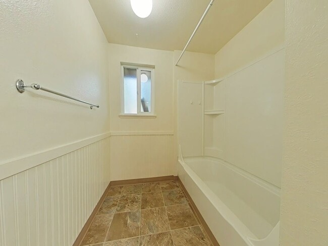 Foto del edificio - 2 Bedroom Duplex ~ Close to Shops ~ Pet Fr...