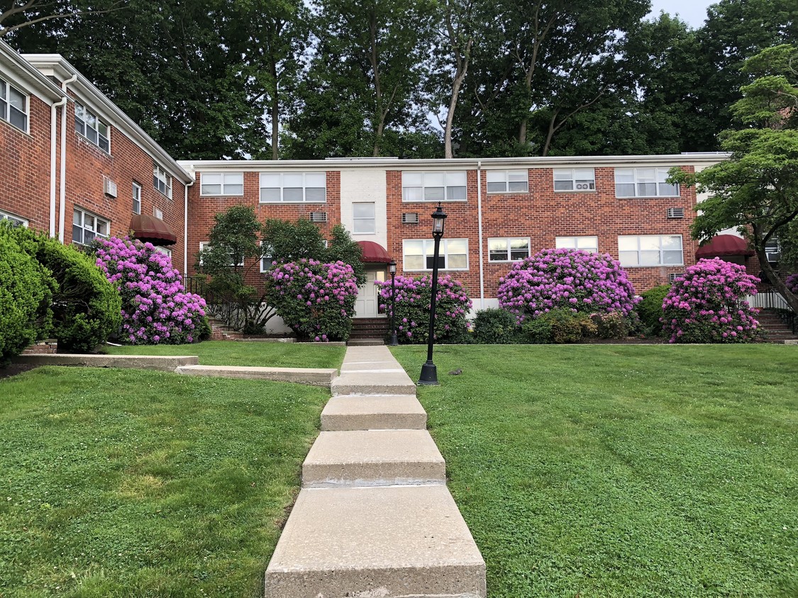 11 Bedford Ave, Norwalk, CT 06850 Condo for Rent in Norwalk, CT