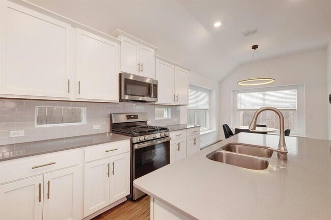 Building Photo - 404 Mante Ct