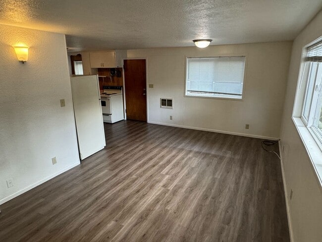Building Photo - 2 Bedroom Triplex Unit in Springfield