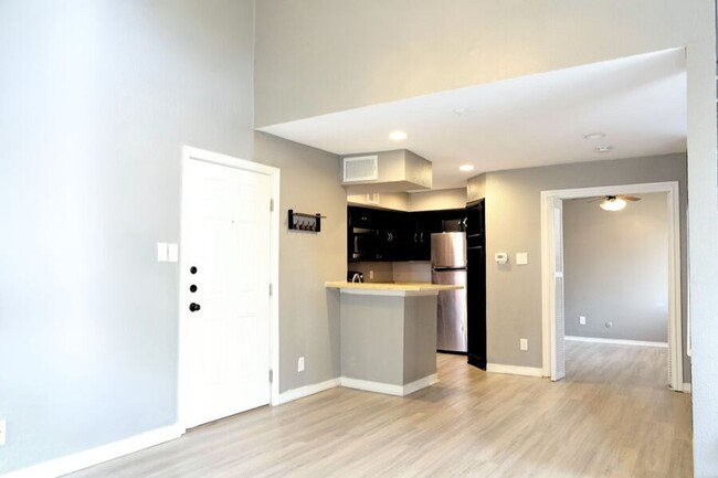 Foto del edificio - CHARMING 2 BEDS 2 BATHS HOME IN DALLAS FOR...