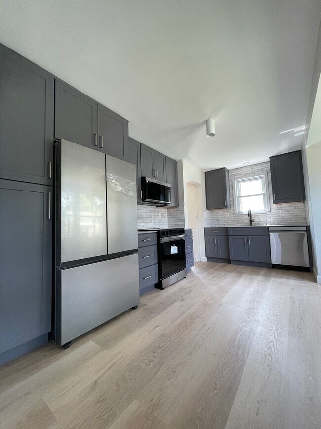 Foto del edificio - 3 BED 2 BATH BUNGALOW STYLE HOME IN BERKLEY ------ BACON AVE.