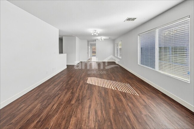 Foto del edificio - 11020 Rossi Ave