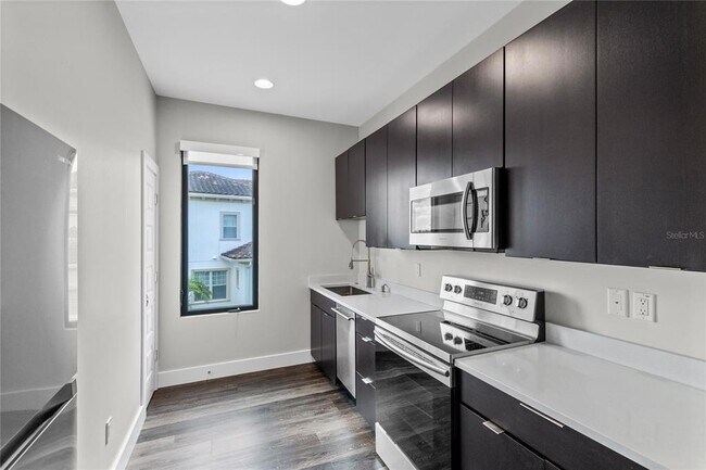 Foto del edificio - 14105 Corrigan Ave