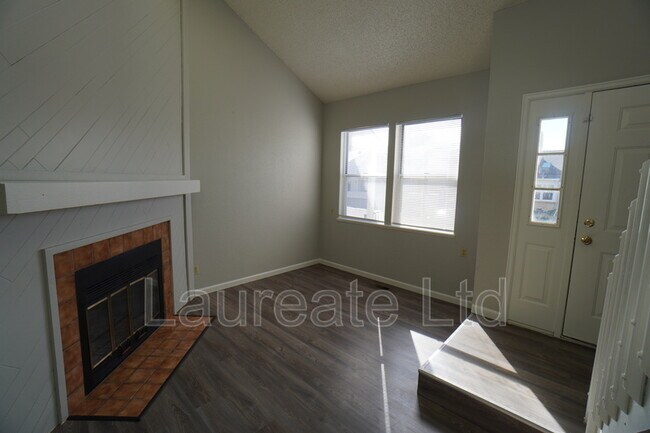 Building Photo - 982 S Pitkin Ct