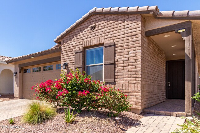 Foto del edificio - 19850 W Devonshire Ave