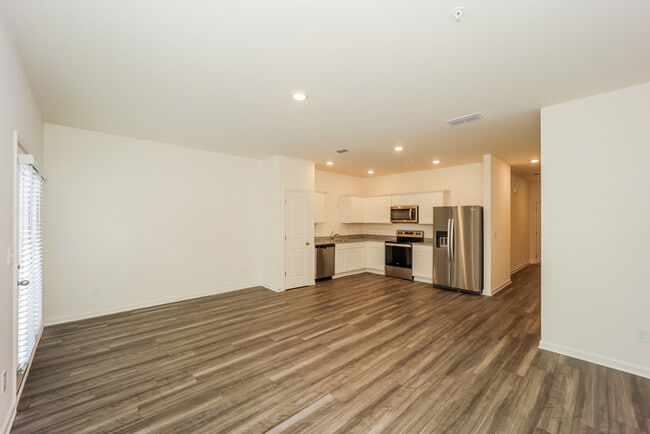 Building Photo - Fantastic 3bd/2.5ba home! Coming soon!