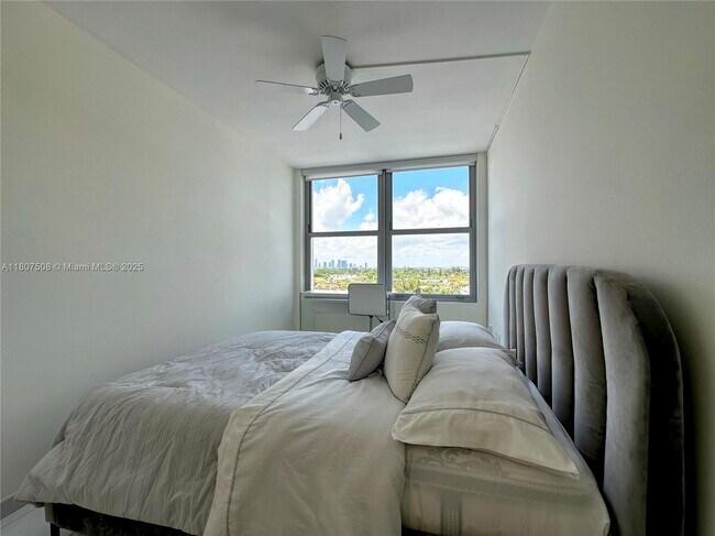 Building Photo - 2899 Collins Ave