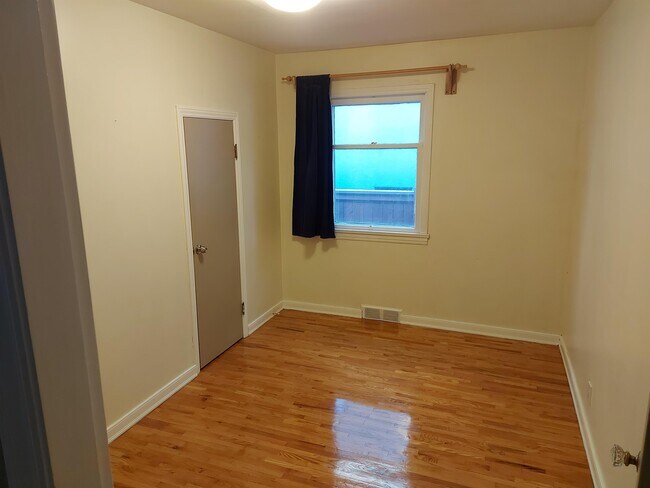Photo du bâtiment - 2219 Bowness Rd NW
