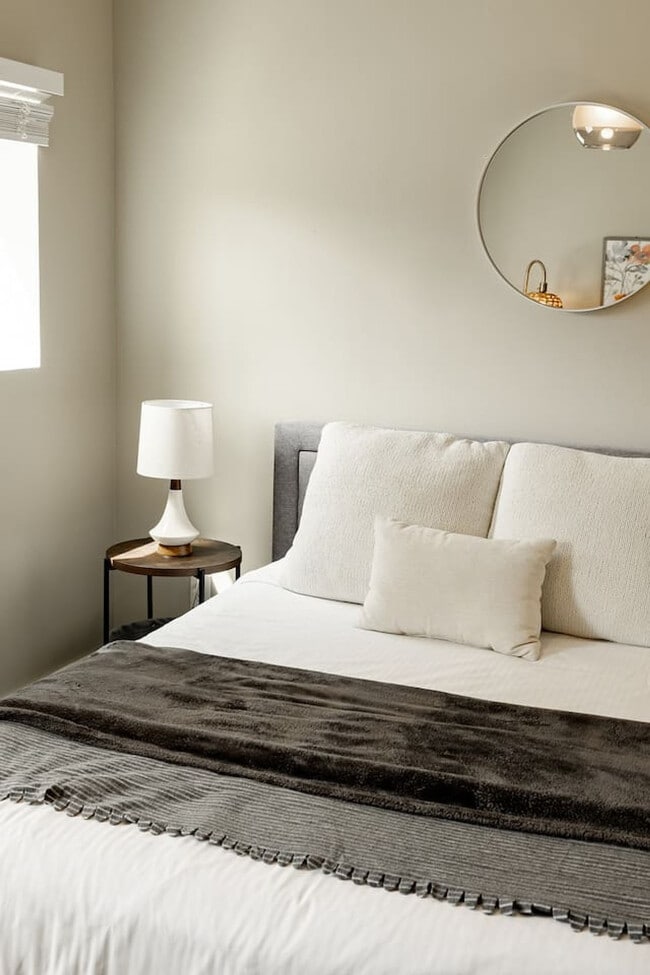 Building Photo - 400 E 13th St