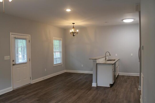 Building Photo - 565 Park Cir