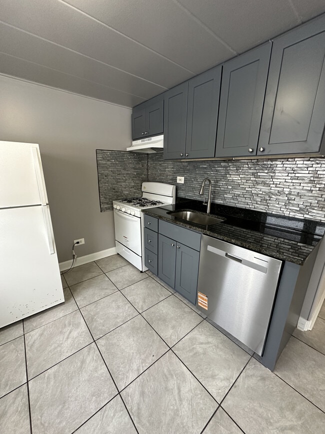 Building Photo - 9632 Ivanhoe Ave