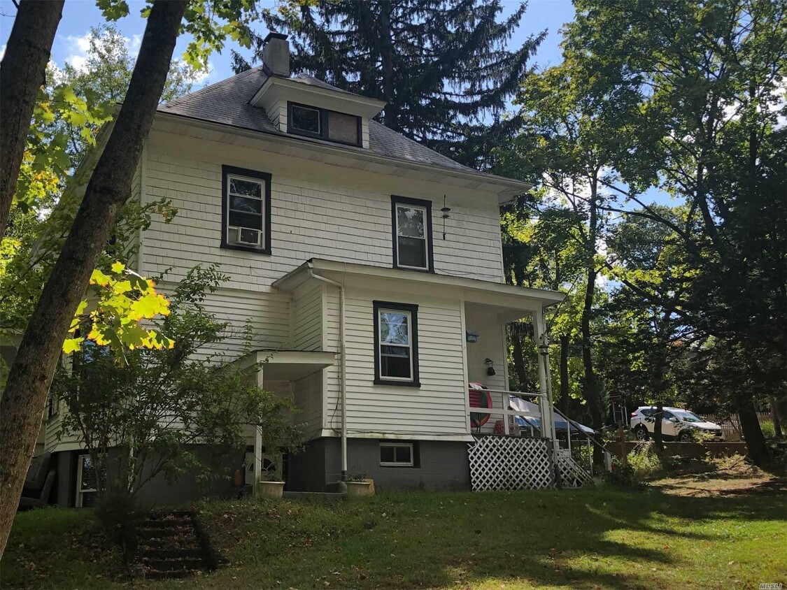 Primary Photo - 17 Crescent Dr
