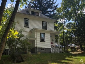 Building Photo - 17 Crescent Dr