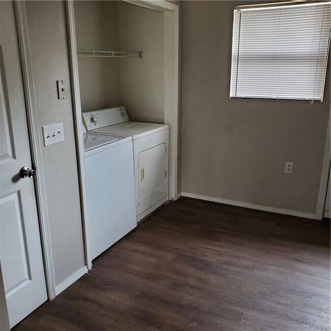 Building Photo - 1155 Henegar Dr