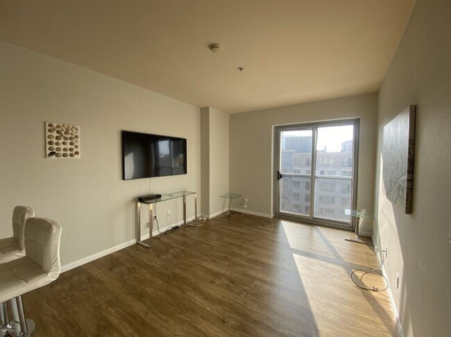 Building Photo - Furnished Smart Condo in the middle of the...