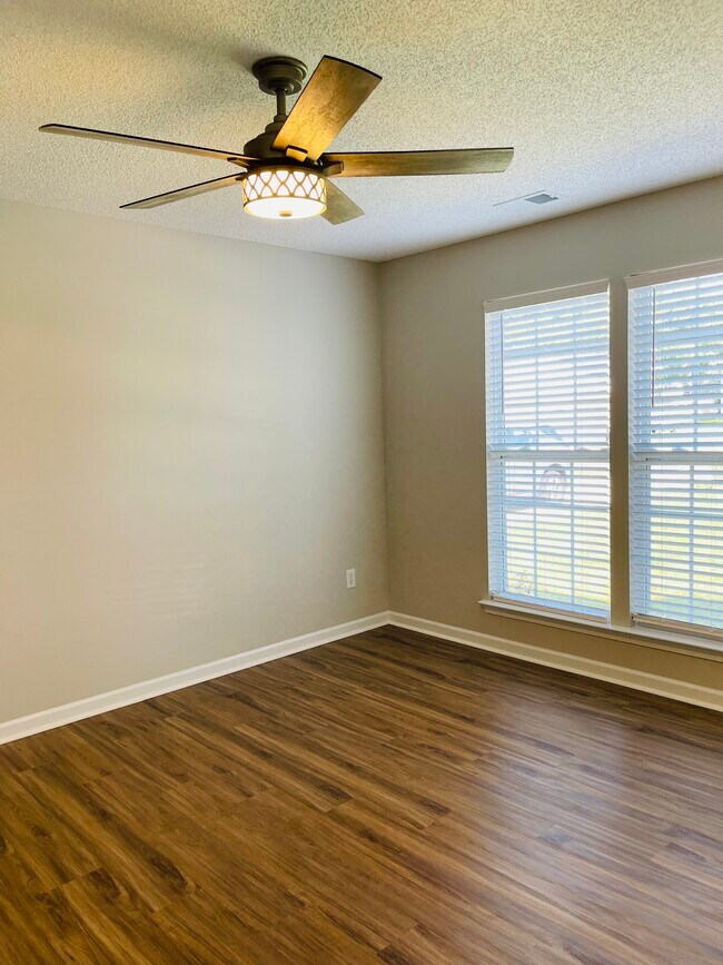 Foto del edificio - 3029 Salmon River Dr