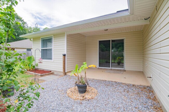 Foto del edificio - Centrally located 3 bedroom home