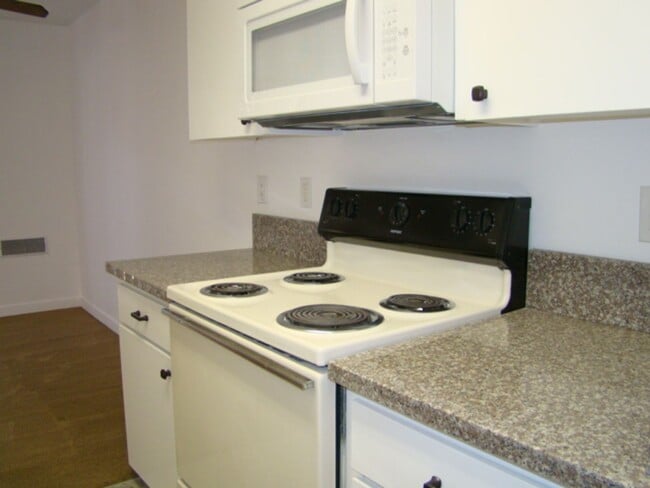 Foto del edificio - Townhouse 3 bedroom 2.5 bath, 2 car garage, new paint, new floors