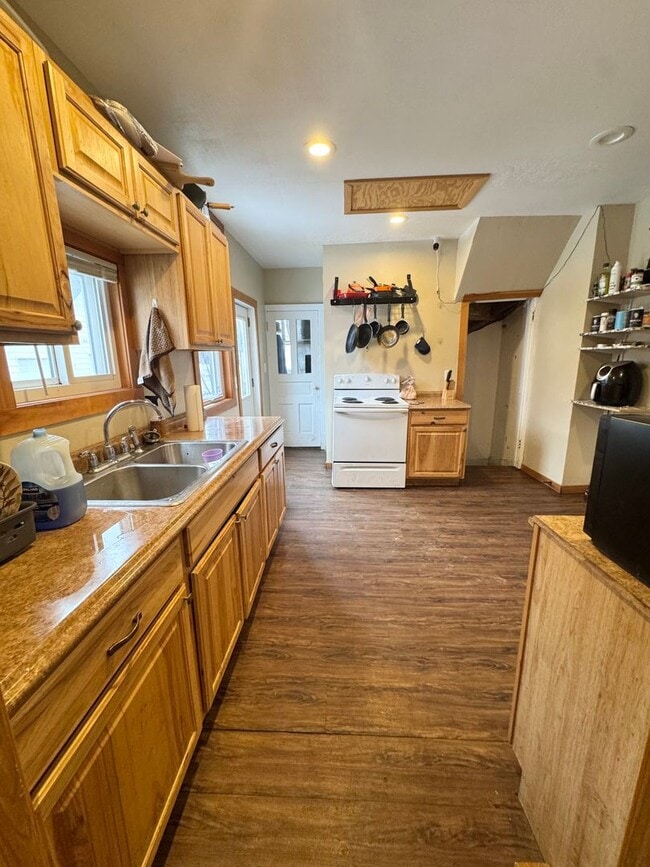 Building Photo - 1821 E 1st St