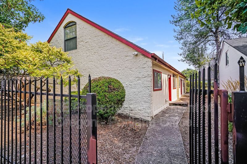 Primary Photo - 3602 N Gantenbein Ave