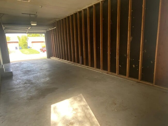 Building Photo - 608 Linda Ln