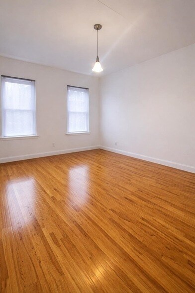 Foto del edificio - 163 Christopher Columbus Dr