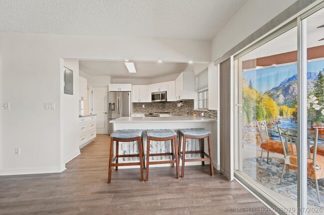 Building Photo - 203 W Greenway Dr