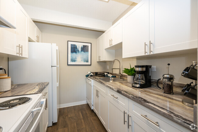 1BR, 1BA - 706SF - Kitchen - Mosaic