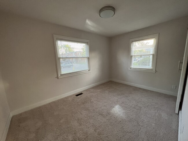 Building Photo - 316 Ashlawn Dr