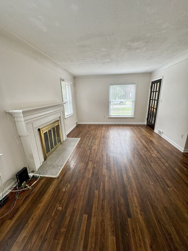 Foto del edificio - Must see FOUR bedroom Bungalow home