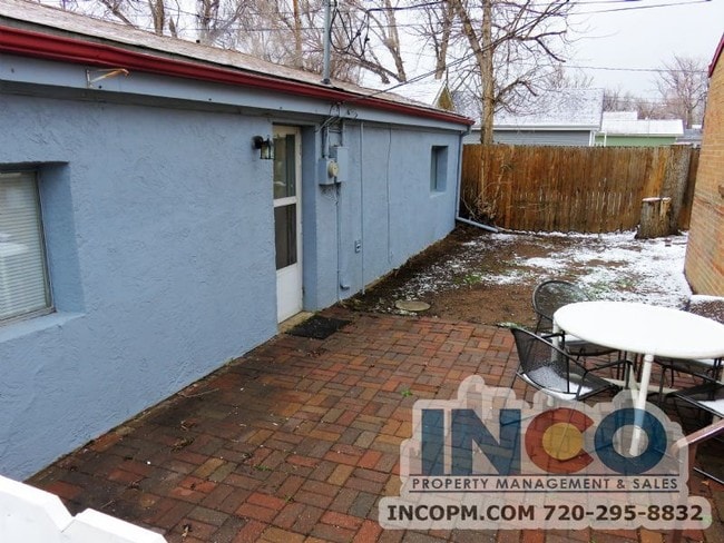 Foto del edificio - Private Corner 2 bed 1 bath triplex! Great...