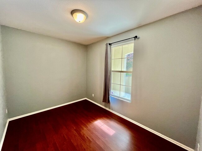Building Photo - Fantastic 2B/2.5BA Townhouse in Chula Vist...