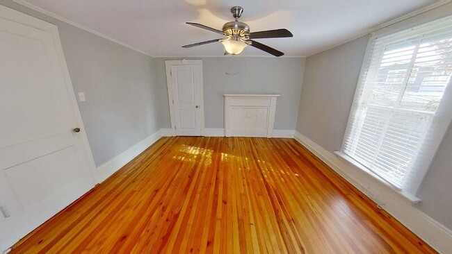 Building Photo - 214 Elm St