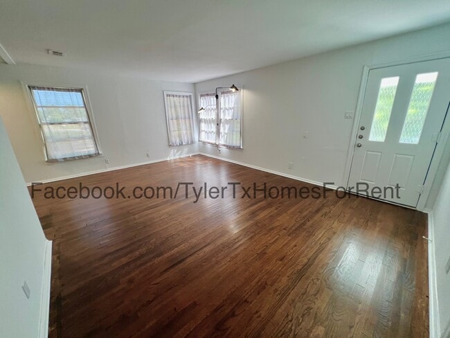 Building Photo - 437 Crestway Dr