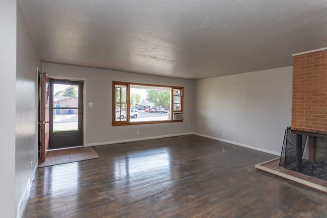 Building Photo - 614 W Ramona Ave