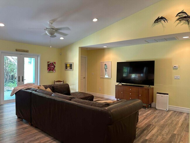 Foto del edificio - 2415 Laurel Ln