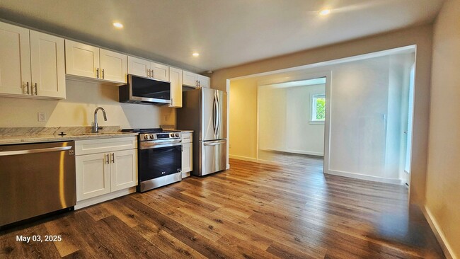 Building Photo - Modern  Studio, 1 Bath in Prime Roosevelt ...