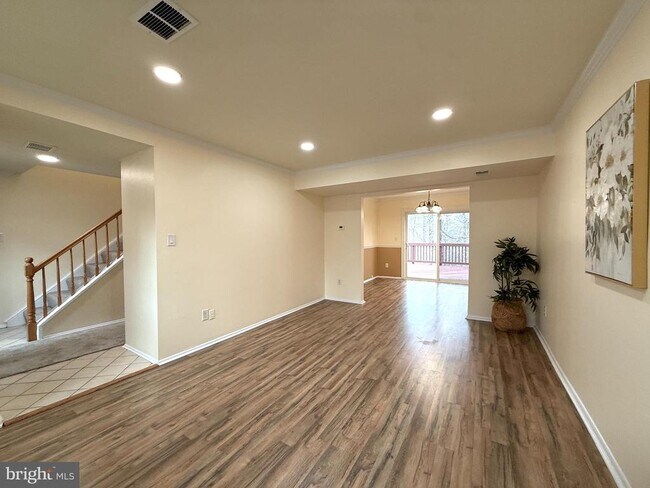 Foto del edificio - 5278 Lonsdale Dr