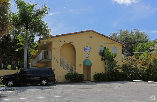 Building Photo - 1350-1400 NE 5th Ter