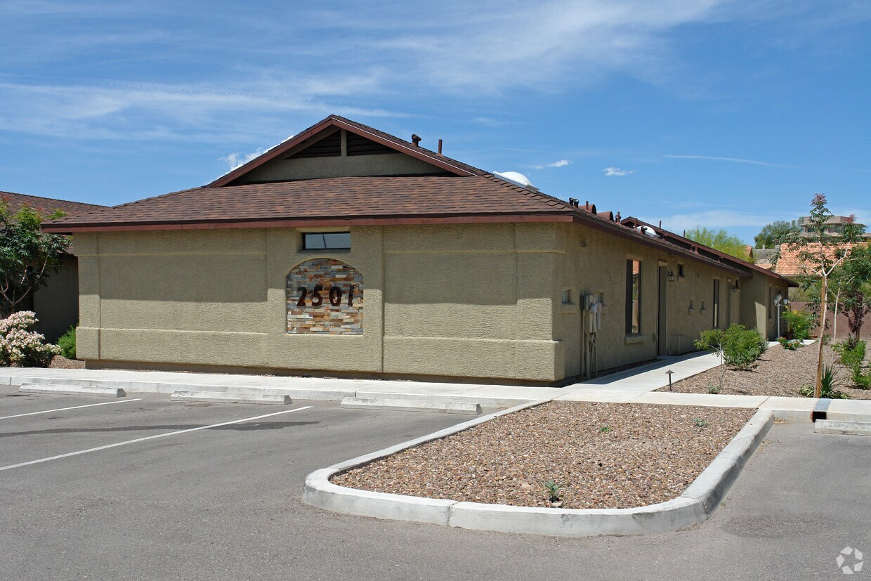 Building Photo - 2491-2501 S Pantano Pky