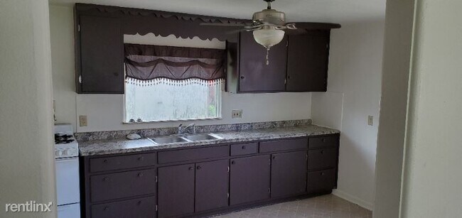 Building Photo - 2 br, 1.5 bath Townhome - 13865 W Capitol Dr