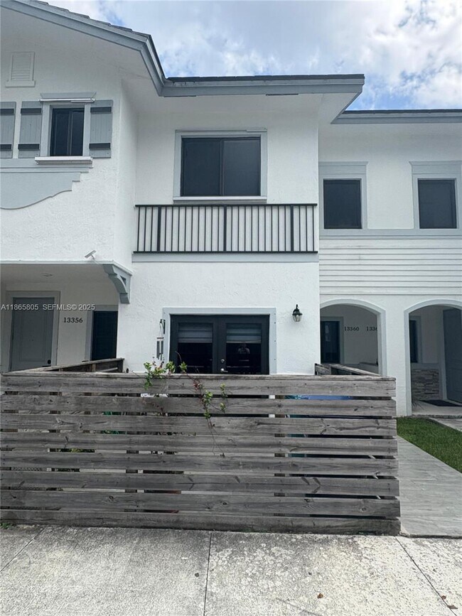 Foto del edificio - 13360 Tropical Ave