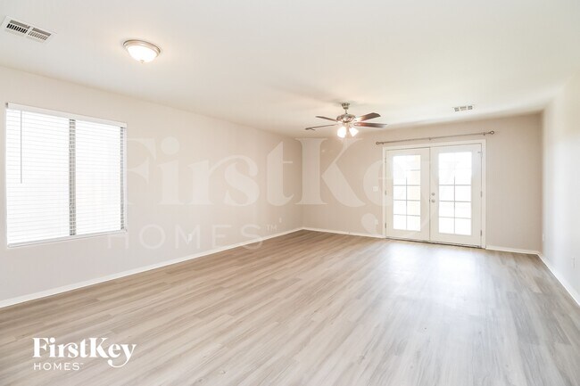 Foto del edificio - 4285 E Whitehall Dr