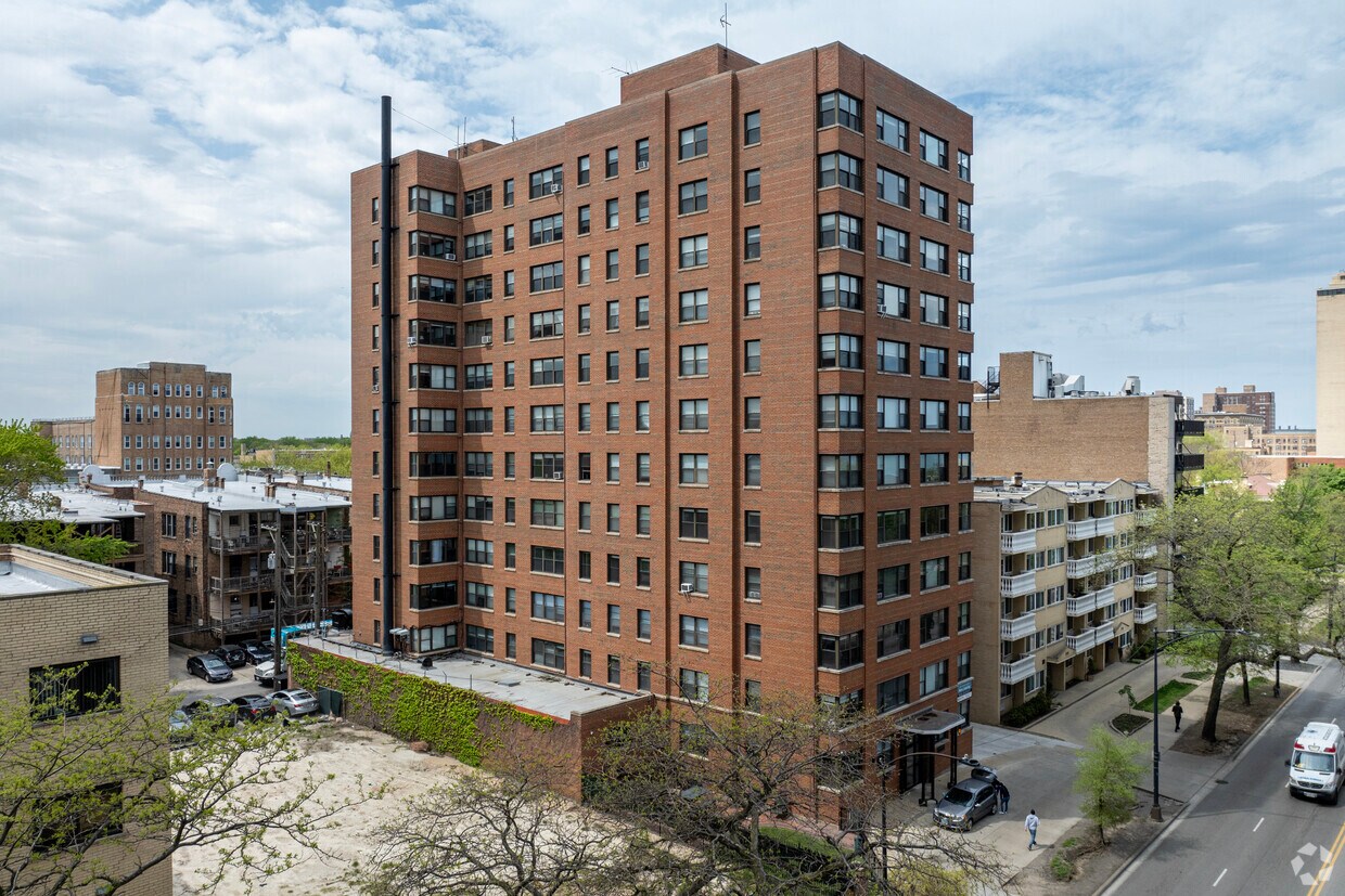 Shore Manor Apartments in Chicago, IL