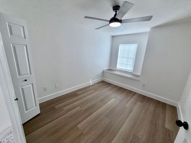 Building Photo - 1042 Ballyshannon Pky